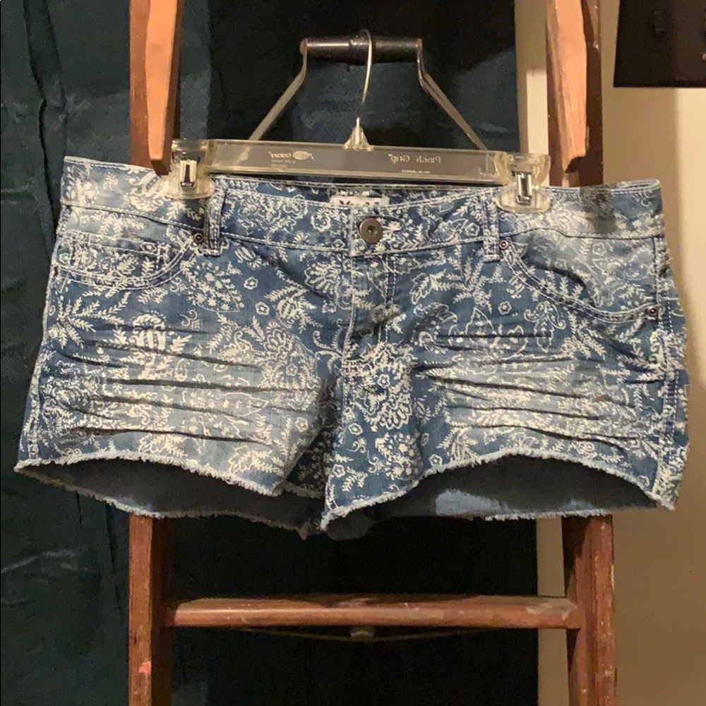 Mudd Jean patterned jean shorts